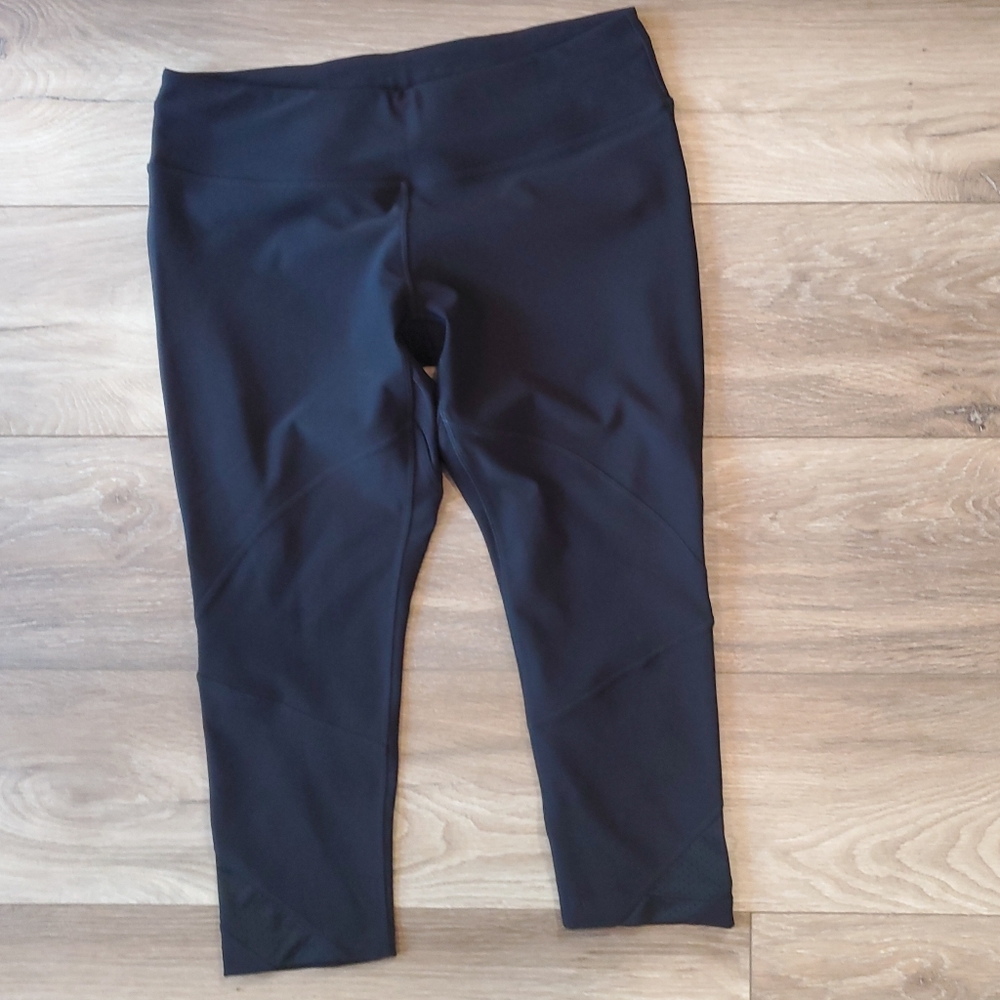 EUC MPG black cropped athletic leggings, size L